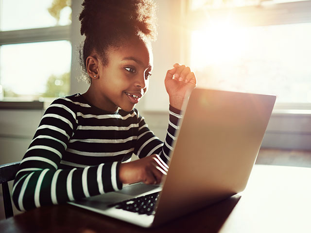 girl-with-computer